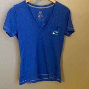 Used Good Condition Women’s Nike Slim Fit V-neck pocket t-shirt. Size Large
